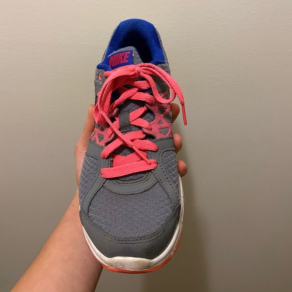 nike tennis shoes - Picture 2 of 8